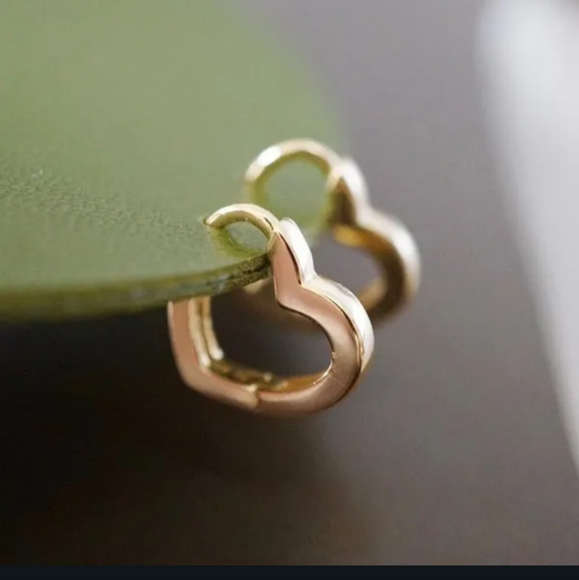 💛💛NEW💛💛SO CUTE!! Heart Huggie Hoop Earrings in GOLD Plating 💛💛 - Picture 3 of 16
